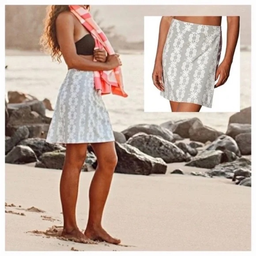 Ripskirt Hawaii  Farmhouse Dash White and Gray A-Line Skirt XS